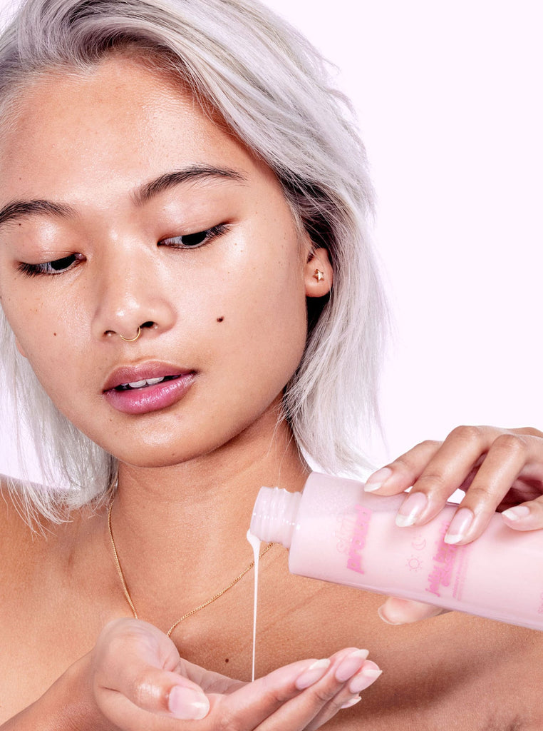 Model pouring Jelly Bright Essence into palm